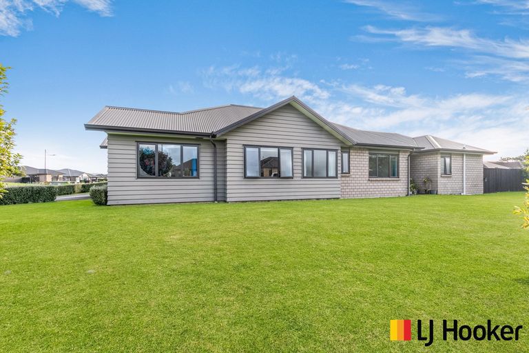Photo of property in 31 Harbour Crest Drive, Waiuku, 2123