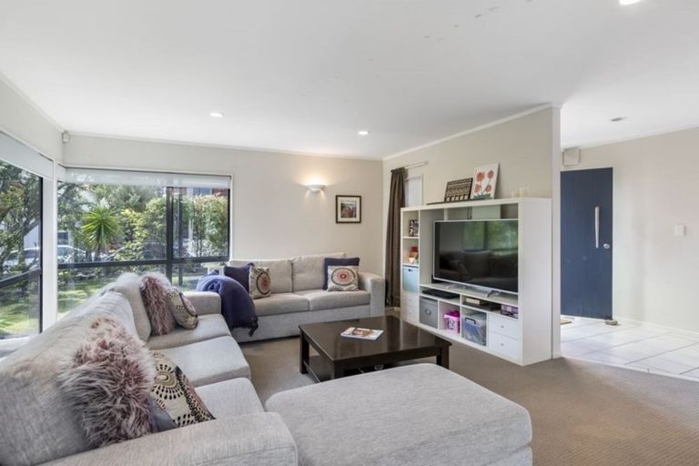 Photo of property in 22 Chedworth Drive, Glenfield, Auckland, 0629