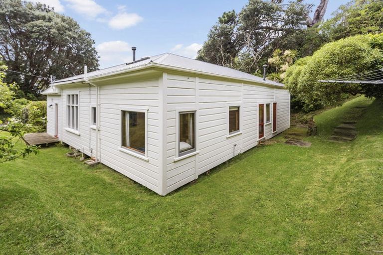 Photo of property in 1 Valley Street, Island Bay, Wellington, 6023