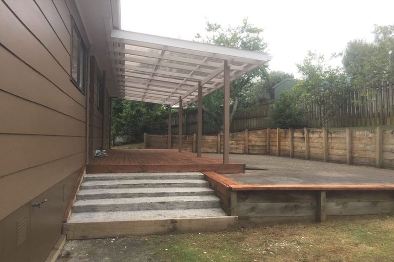 Photo of property in 2 Louise Place, West Harbour, Auckland, 0618