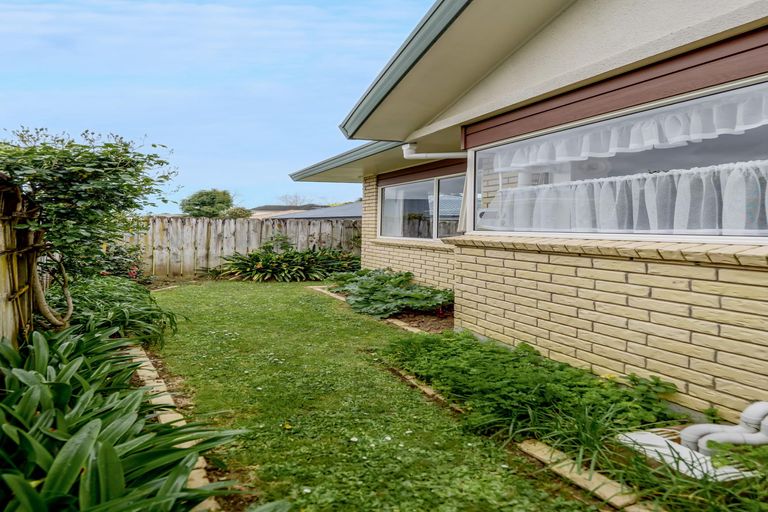 Photo of property in 2/5 Headcorn Place, Botany Downs, Auckland, 2010