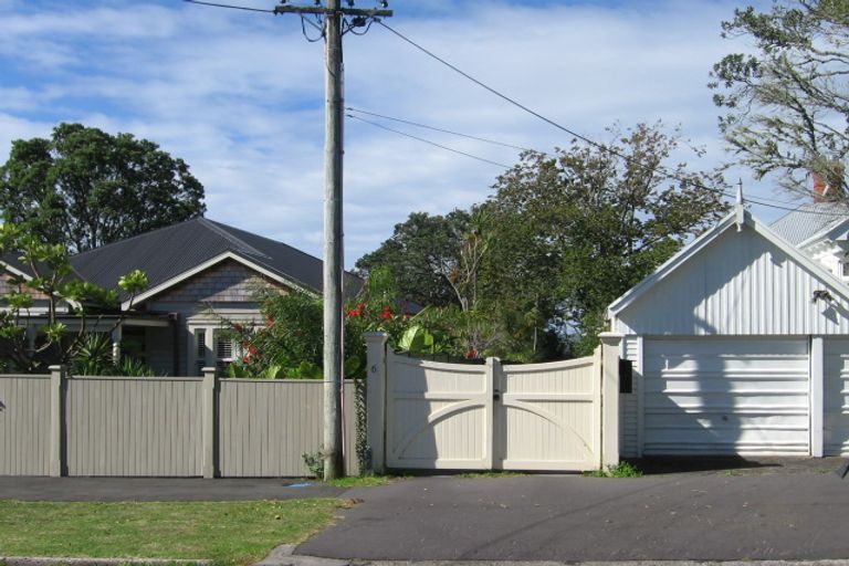 Photo of property in 6 First Avenue, Stanley Point, Auckland, 0624