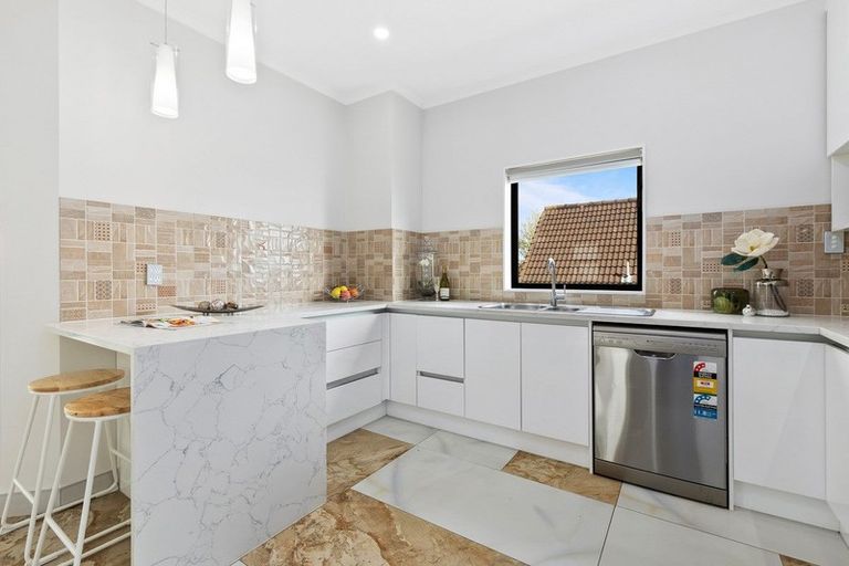 Photo of property in 4225a Great North Road, Glendene, Auckland, 0602