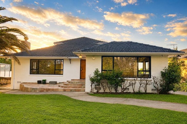 Photo of property in 2 Mellons Bay Road, Howick, Auckland, 2014