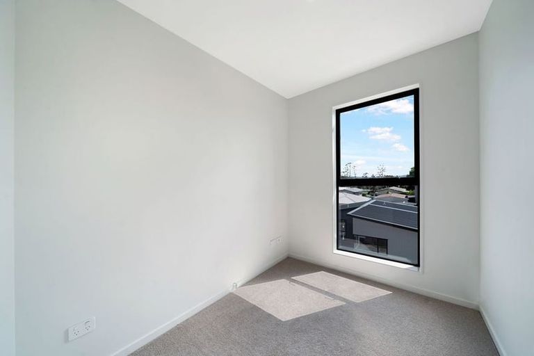 Photo of property in 5/107 Hobsonville Road, West Harbour, Auckland, 0618