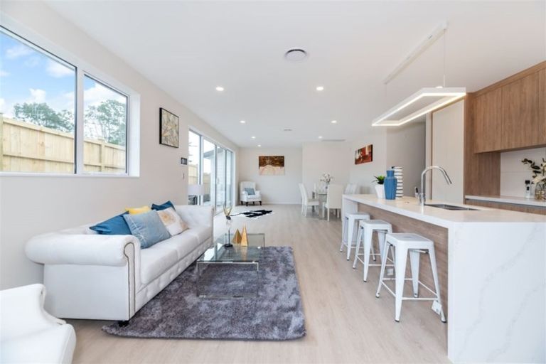 Photo of property in 13 Barrique Road, Kumeu, 0810