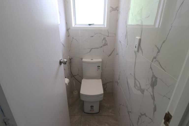 Photo of property in 2/663 Beach Road, Rothesay Bay, Auckland, 0630