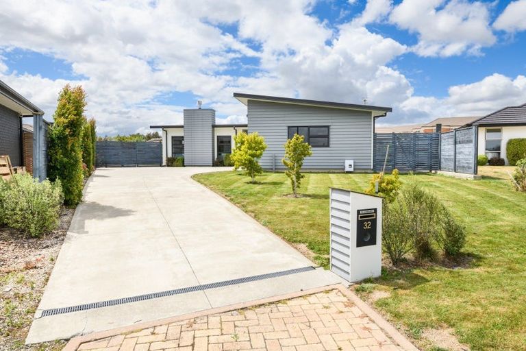 Photo of property in 32 Dogwood Way, Milson, Palmerston North, 4414