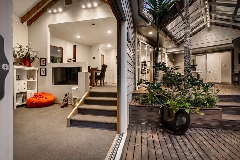 Photo of property in 10 Tui Crescent, Waiatarua, Auckland, 0604