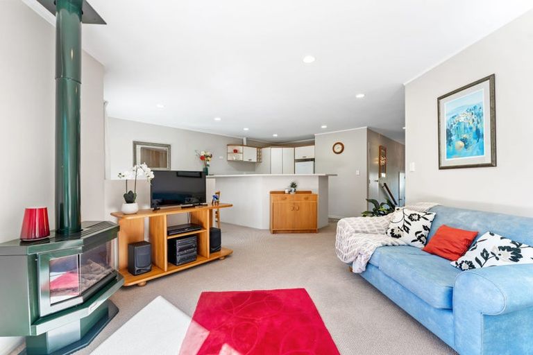 Photo of property in 16 Palmgreen Court, Stanmore Bay, Whangaparaoa, 0932