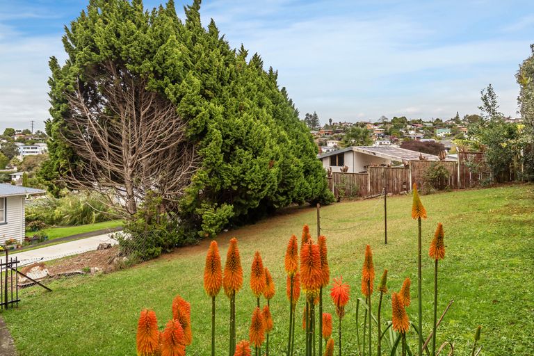 Photo of property in 59 Totaravale Drive, Totara Vale, Auckland, 0629