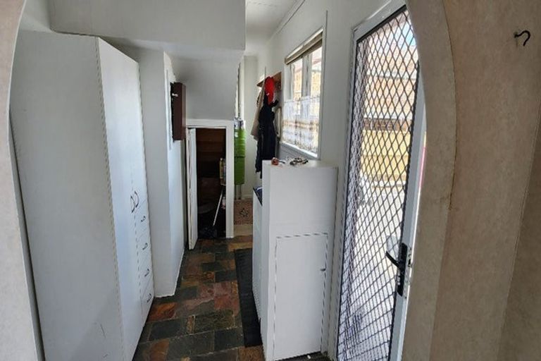 Photo of property in 48 Taikata Road, Te Atatu Peninsula, Auckland, 0610