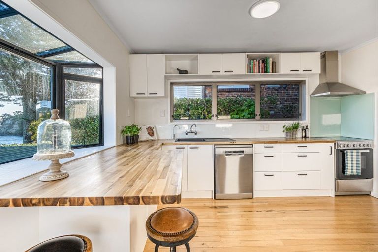 Photo of property in 5 Stanley Point Road, Stanley Point, Auckland, 0624