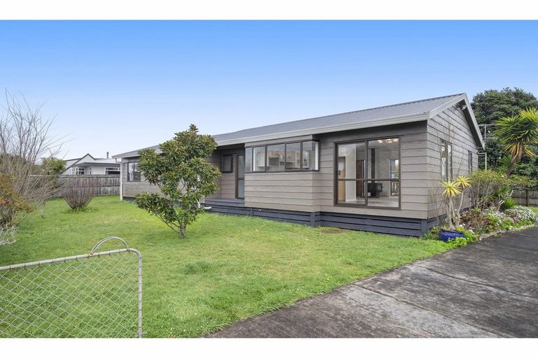 Photo of property in 20 Harbour Crest Drive, Waiuku, 2123
