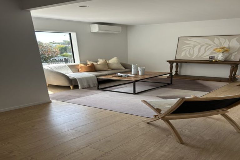 Photo of property in 1/1 Tern Place, Unsworth Heights, Auckland, 0632