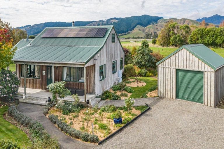 Photo of property in 389 Tararua Road, Levin, 5571