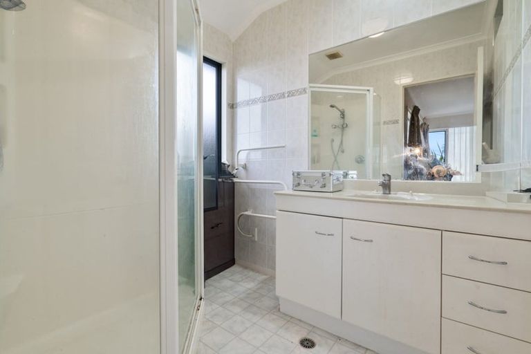 Photo of property in 56 Ribbonwood Crescent, Goodwood Heights, Auckland, 2105