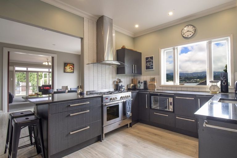 Photo of property in 6 Aranui Street, Maupuia, Wellington, 6022