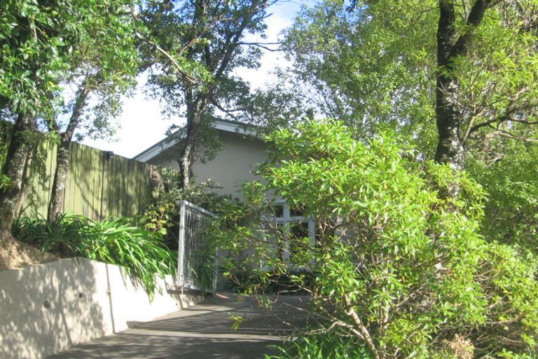 Photo of property in 2 Nikau Road, Point Howard, Lower Hutt, 5013