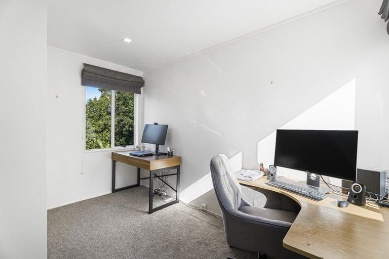 Photo of property in 2/1 Valley Road, Northcote, Auckland, 0626