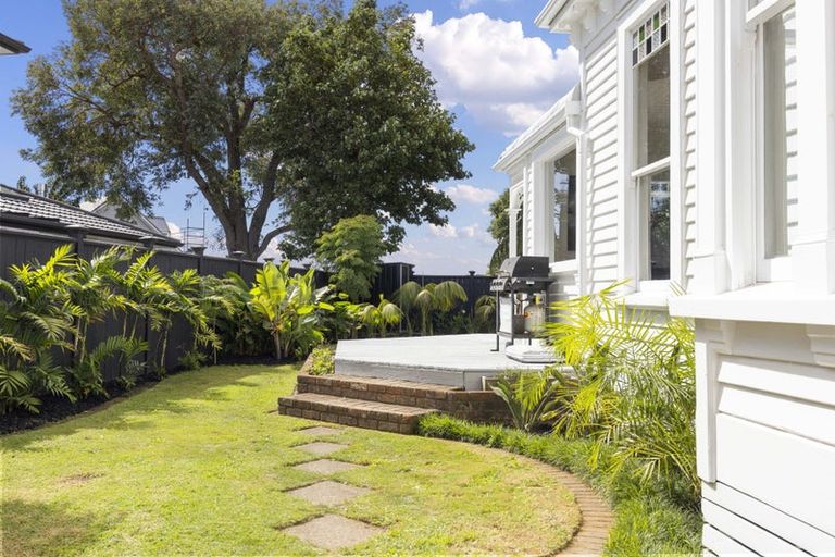 Photo of property in 329 Mangorei Road, Merrilands, New Plymouth, 4312