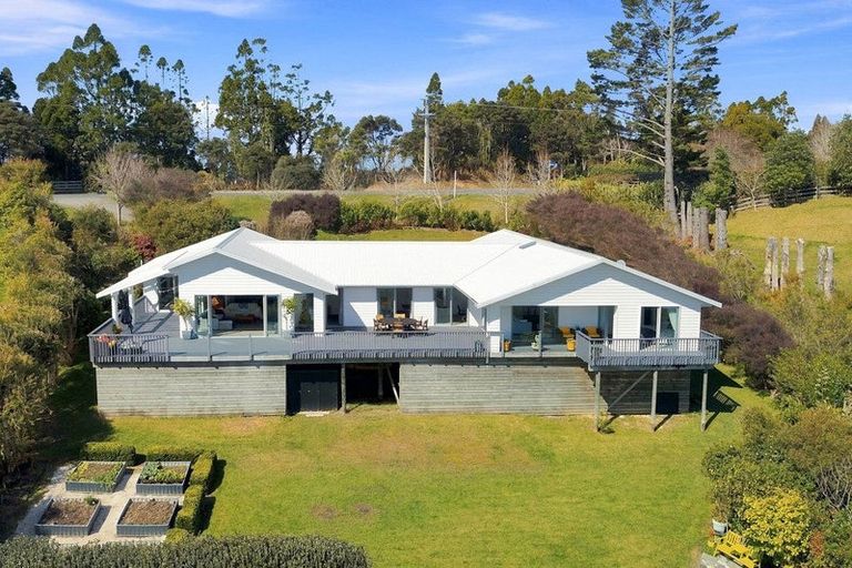 Photo of property in 136 Pinchgut Road, Kaukapakapa, 0873