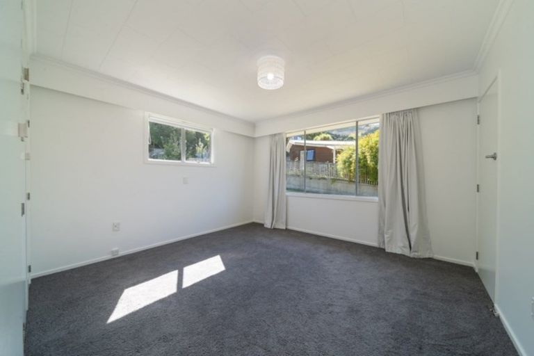 Photo of property in 22 Wynyard Crescent, Fernhill, Queenstown, 9300