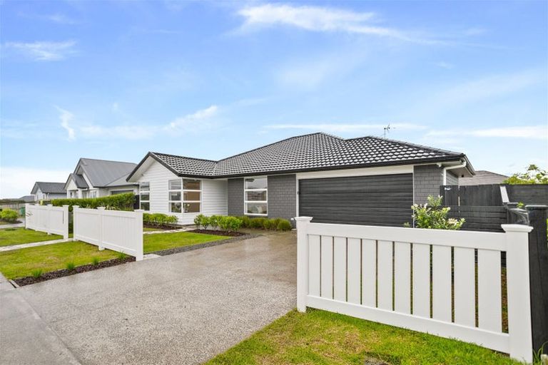 Photo of property in 5 Aporo Drive, Kumeu, 0810