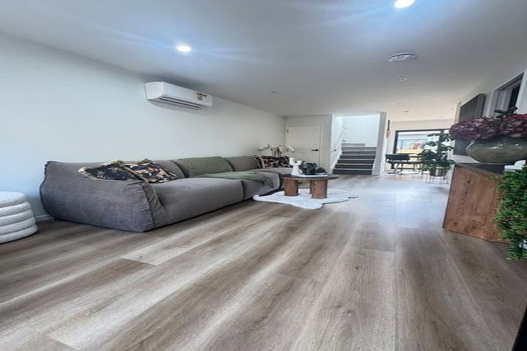 Photo of property in 44 Challen Close, Conifer Grove, Takanini, 2112