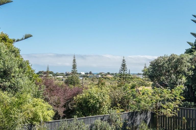 Photo of property in 9 Kaitawa Street, Waikanae Beach, Waikanae, 5036