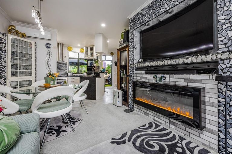 Photo of property in Tuscany Towers, 12/1 Ambrico Place, New Lynn, Auckland, 0600