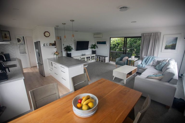 Photo of property in 2/21 Tahu Crescent, Sunnynook, Auckland, 0620