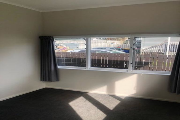 Photo of property in 112 Tirimoana Road, Te Atatu South, Auckland, 0602
