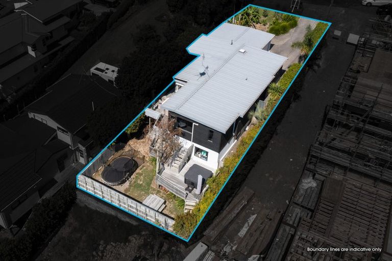 Photo of property in 12 Braemar Road, Rothesay Bay, Auckland, 0630