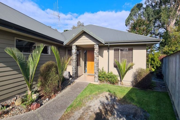 Photo of property in 9 La Lena Grove, Fitzherbert, Palmerston North, 4410