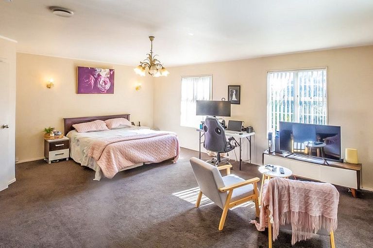 Photo of property in 98 Hill Road, The Gardens, Auckland, 2105