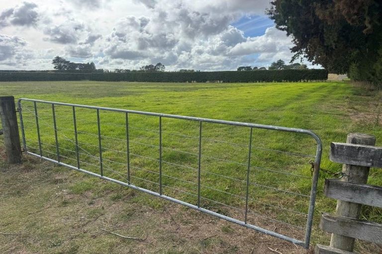 Photo of property in 42 Taupaki Road, Taupaki, 0782