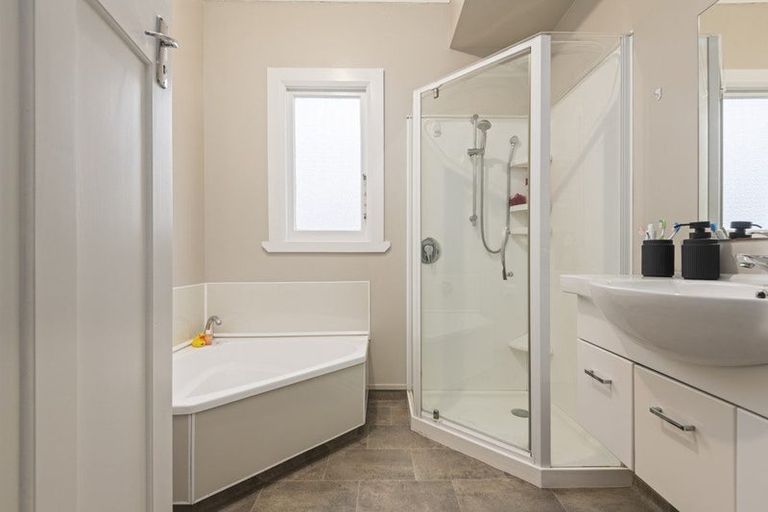 Photo of property in 16 Kowhai Avenue, Takaro, Palmerston North, 4410