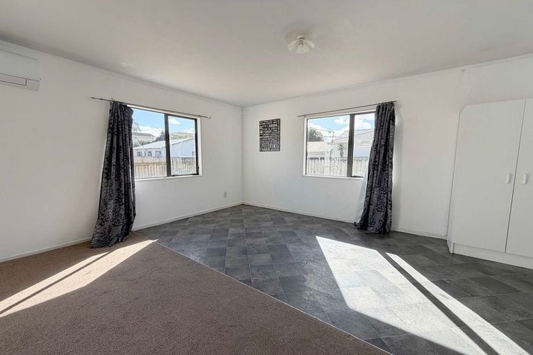 Photo of property in 2/20 Eulogy Place, Randwick Park, Auckland, 2105
