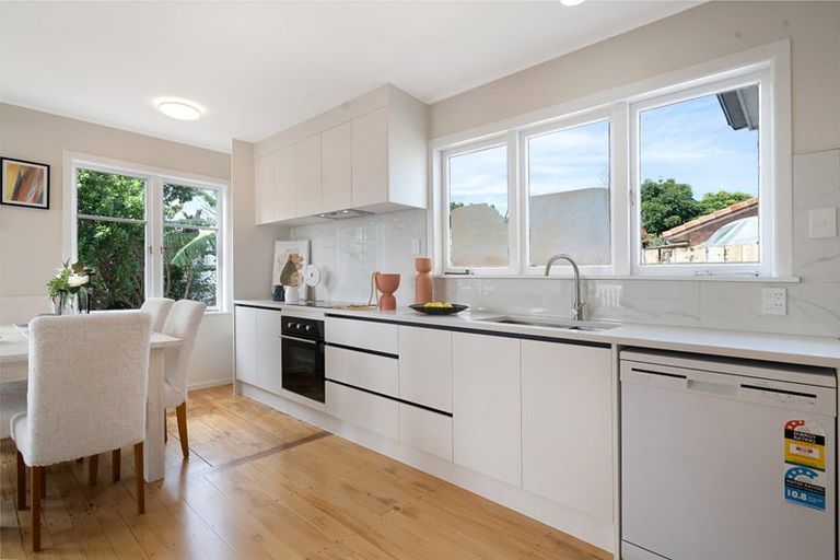 Photo of property in 48a Beaubank Road, Kelston, Auckland, 0602