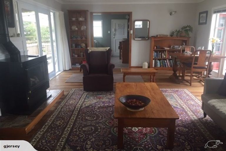 Photo of property in 10 Helga Crescent, Te Atatu Peninsula, Auckland, 0610