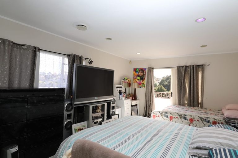 Photo of property in 12 De Havilland Drive, Goodwood Heights, Auckland, 2105