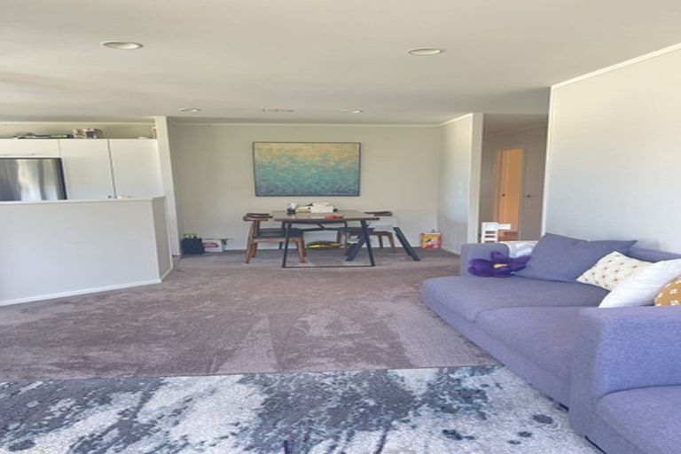 Photo of property in 12 Amery Place, West Harbour, Auckland, 0618