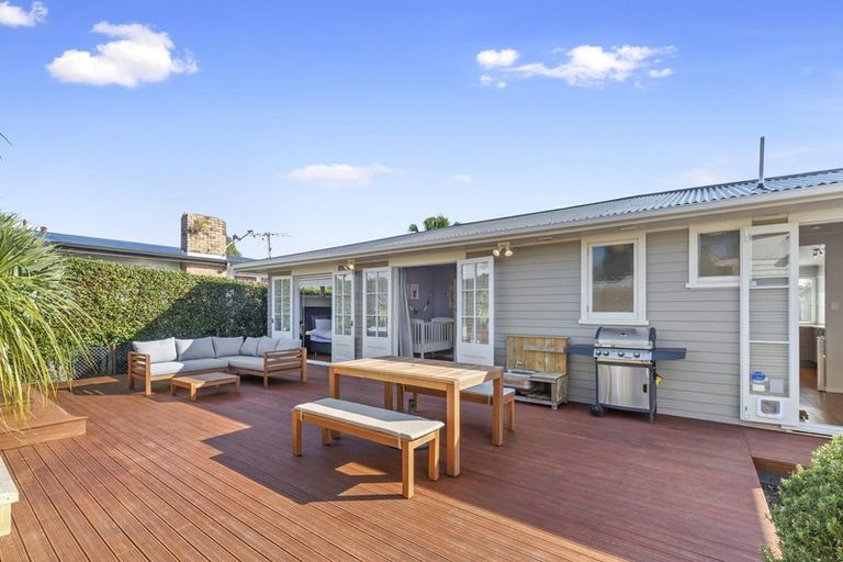 Photo of property in 15 Tamariki Avenue, Kelston, Auckland, 0602