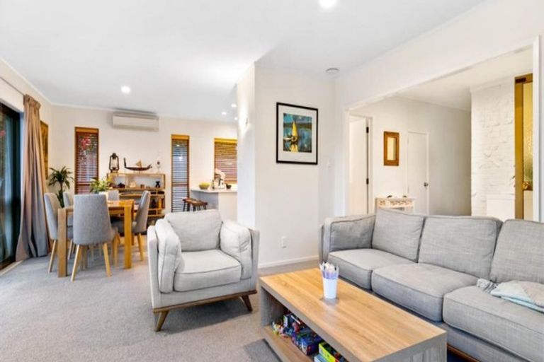 Photo of property in 1/67 Seaview Road, Castor Bay, Auckland, 0620