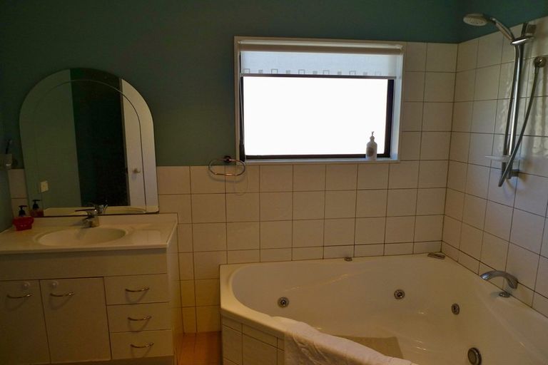 Photo of property in 175 Te Moana Road, Waikanae, 5036