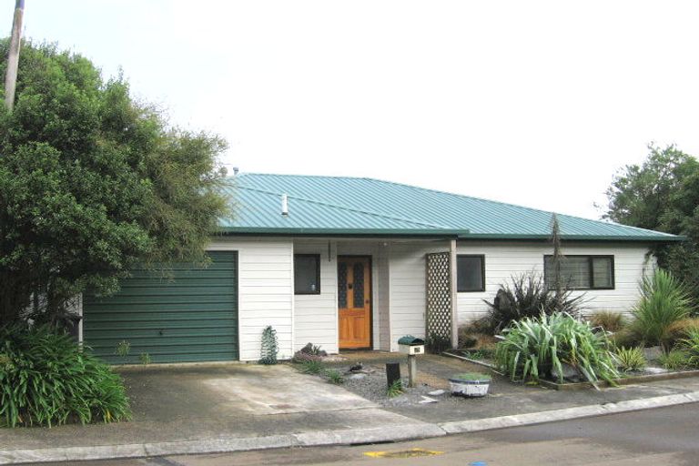 Photo of property in 15 Ted Gilberd Place, Newlands, Wellington, 6037