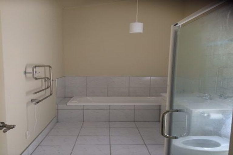 Photo of property in 4 Mitika Way, Strathmore Park, Wellington, 6022