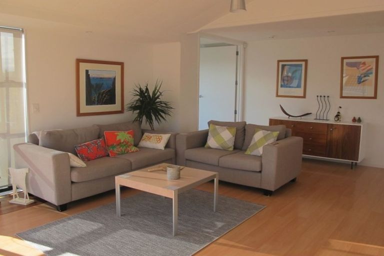 Photo of property in 2/1001 Beach Road, Torbay, Auckland, 0630