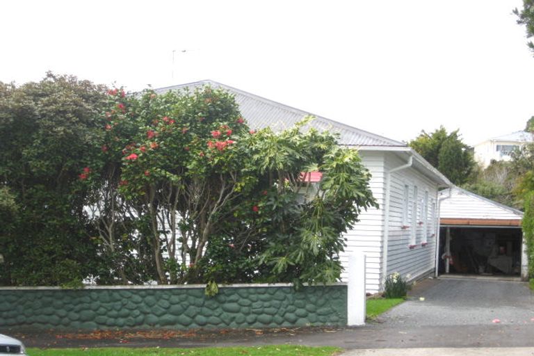 Photo of property in 13 Peace Avenue, Moturoa, New Plymouth, 4310